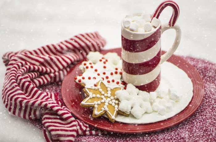 carte de noel gratuite, fond d ecran de noel en assiette et serviette rouge et blanc, sablés et biscuits, chocolat chaud murshmallows, flacons de neige