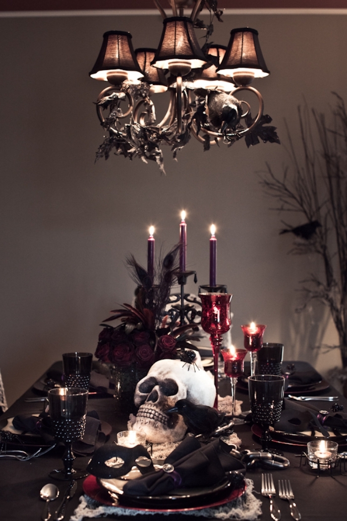 idée pour la déco de la table halloween en noir et rouge, crâne décoratif en polystyrène avec bougeoirs bordeaux