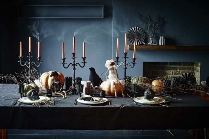 fond d écran halloween, salle à manger aux murs noirs, déco de table halloween avec nappe noire et bougeoirs cuivrés