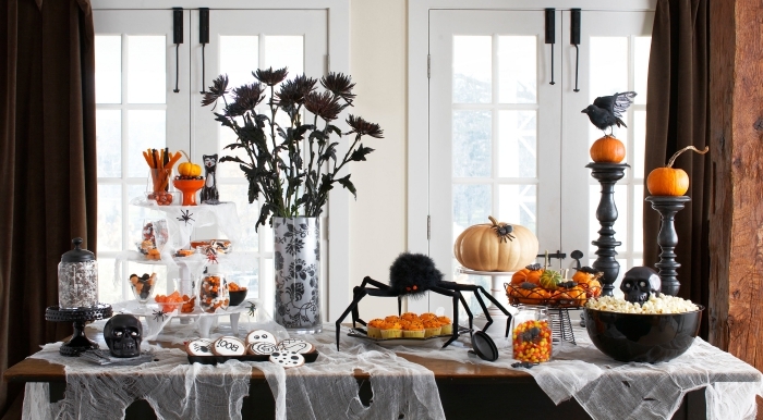 soiree halloween, salle à manger aux meubles en bois et rideaux longs en marron foncé, vase blanc et noir à motifs floraux