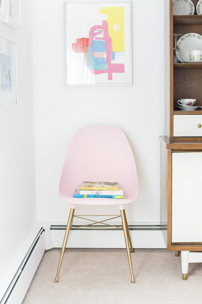 peindre un meuble en nuances pastel pour un aspect chic et féminin, chaise en plastique et métal à finition dorée