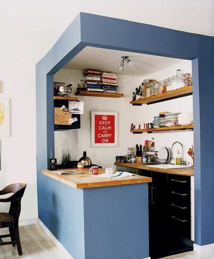 quelle couleur pour les murs d'une cuisine, peinture pour meuble de cuisine, couleur bleu canard, niche avec la partie pour préparer les plats, bar avec plan en beige clair, sol au revêtement en blanc crème et gris