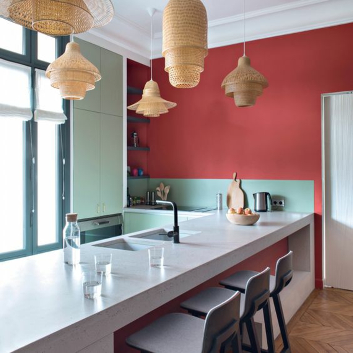 repeindre sa cuisine, cuisine rouge et gris, cinq luminaires en canne tressée en style ethno, partie basse du mur peinte en bleu turquoise