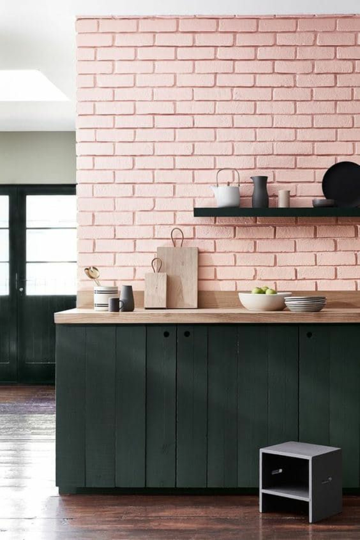 repeindre sa cuisine en rose avec des briques colorées en nuance pastel, plan de travail rose et meuble gris fumée, sol au revêtement marron foncé