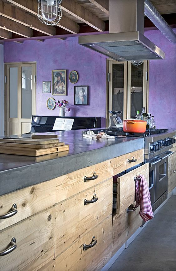 quelle couleur pour les murs d'une cuisine, style industriel, meubles en bois rude, avec des poignées en métal noir, en style rétro, sol gris clair, tableaux avec des photos aux murs