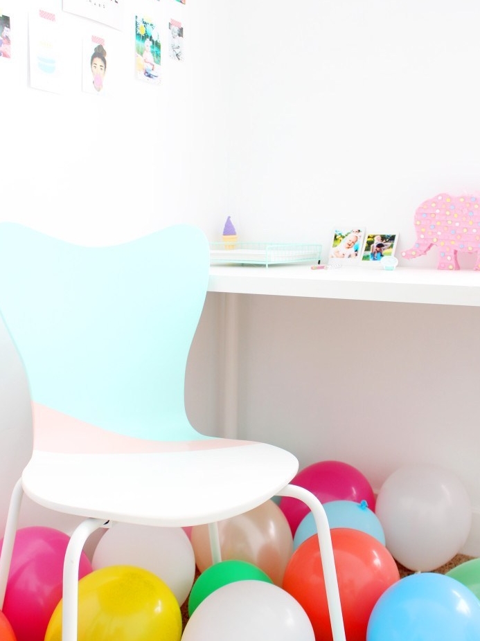 chaise décorée de peinture bleu et rose pastel, bureau blanc, ballons colorés, activité manuelle adulte, diy deco