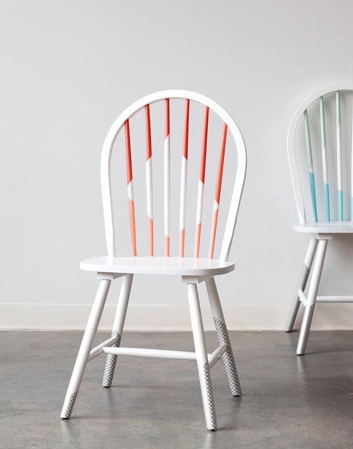 idée originale pour repeindre un meuble en bois et réaliser des motifs graphiques, chaise vintage transformée à quelques coups de peinture blanche et corail