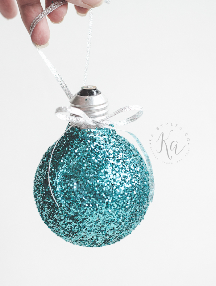 sapin de noel decoration, recyclage ampoule électrique, décorée de paillettes bleues scintillantes, un ruban argenté pour suspendre
