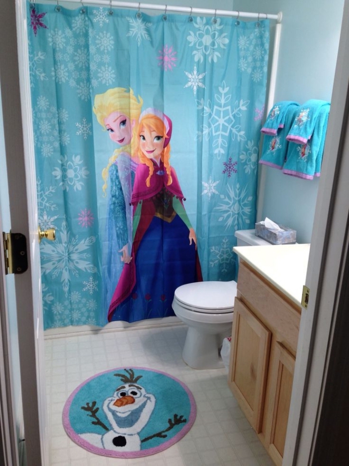 deco reine des neiges, aménagement salle de bain à design Frozen, petit tapis rond de bain à design Olaf