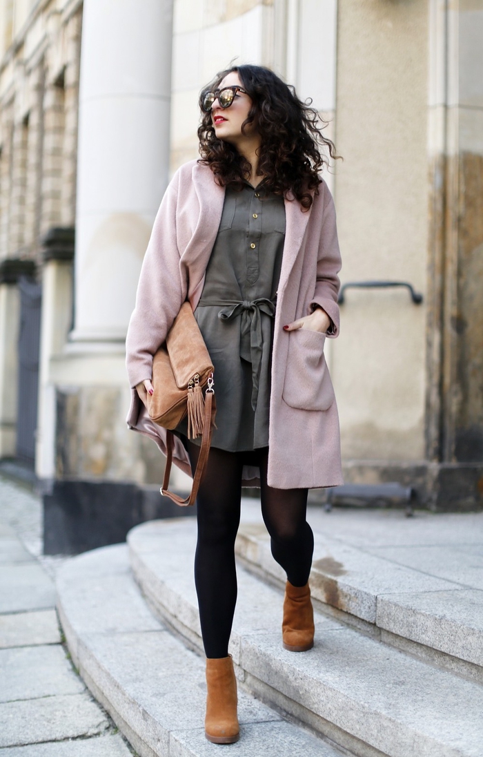 look stylé en automne en robe kaki type chemise, manteau rose pastel et bottines camel