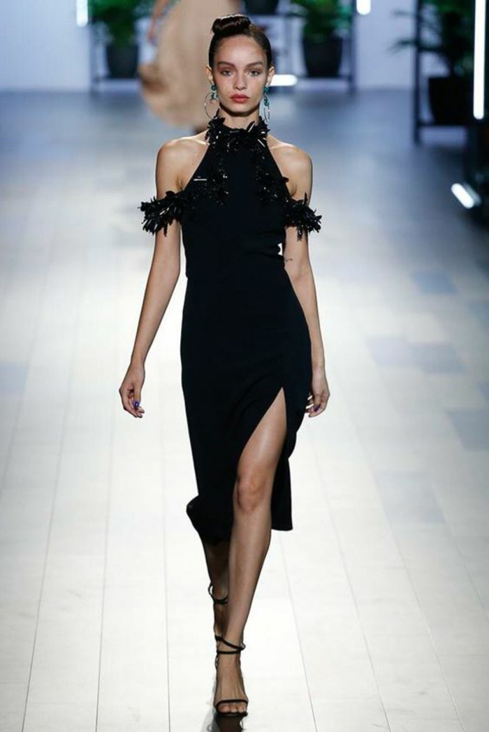 robe de soirée longue noire avec fente profonde sur la jambe gauche robe epaule nu avec des petites plumes sur le cou et sur les épaules 