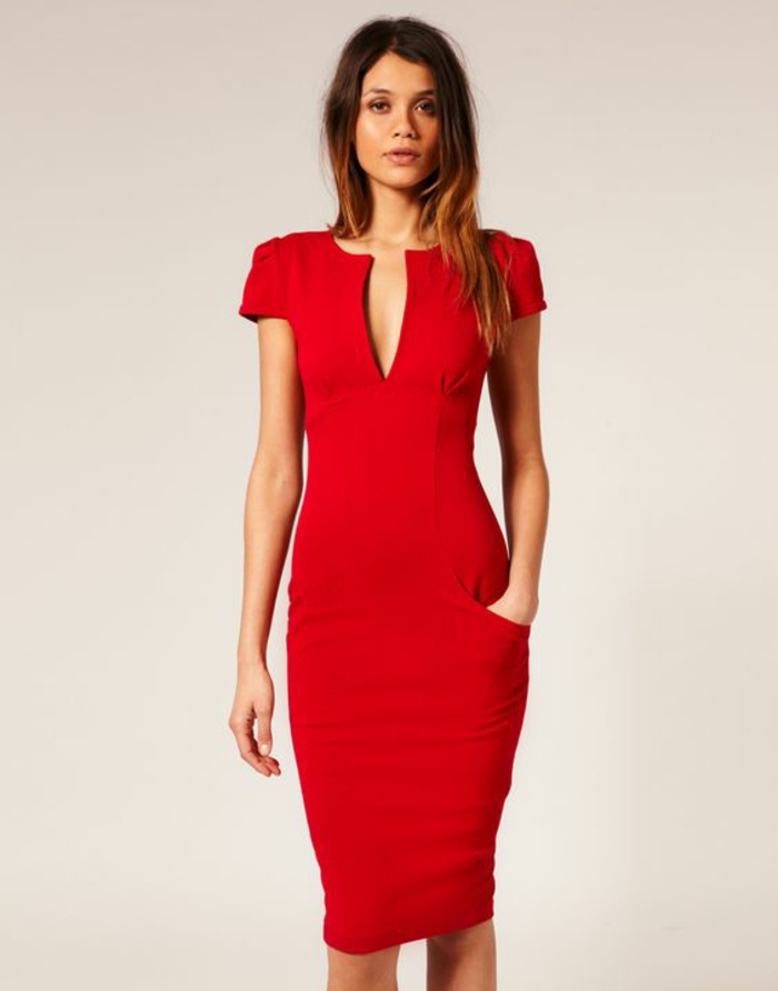 robe longue moulante en rouge style formel avec décolleté discret moyennement ouvert avec des manches courtes