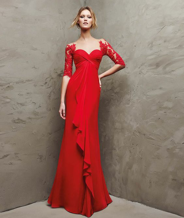 robe de soiree longue en rouge avec bustier et de la dentelle rouge sur les manches longues jusqu'aux coudes