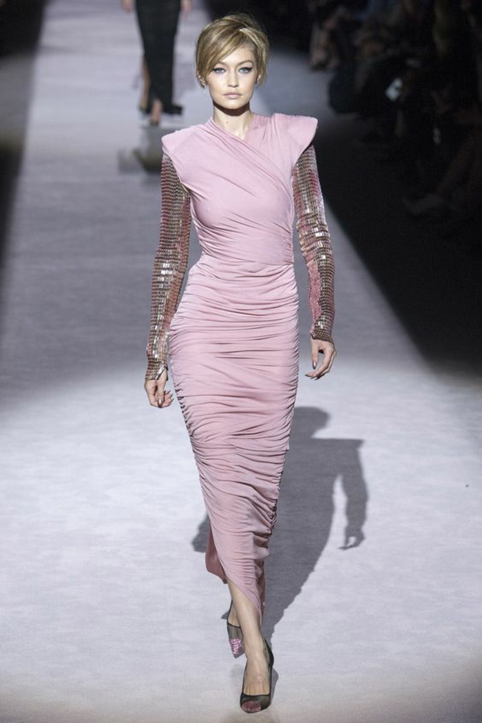 robe rose poudré robe de soirée longue avec des manches longues aux reflets métalliques et des effets de dunes sur la jupe longue
