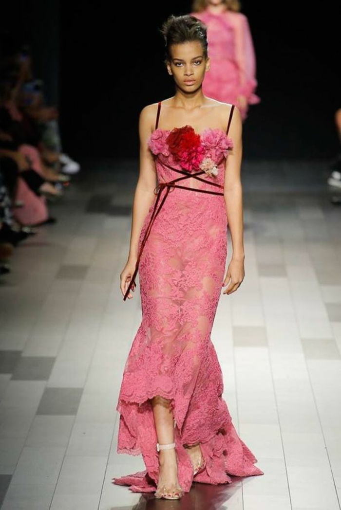robe longue de soirée robe rose poudré avec des grandes fleurs en rose et rouge sur le décolleté et de la dentelle rose transparente