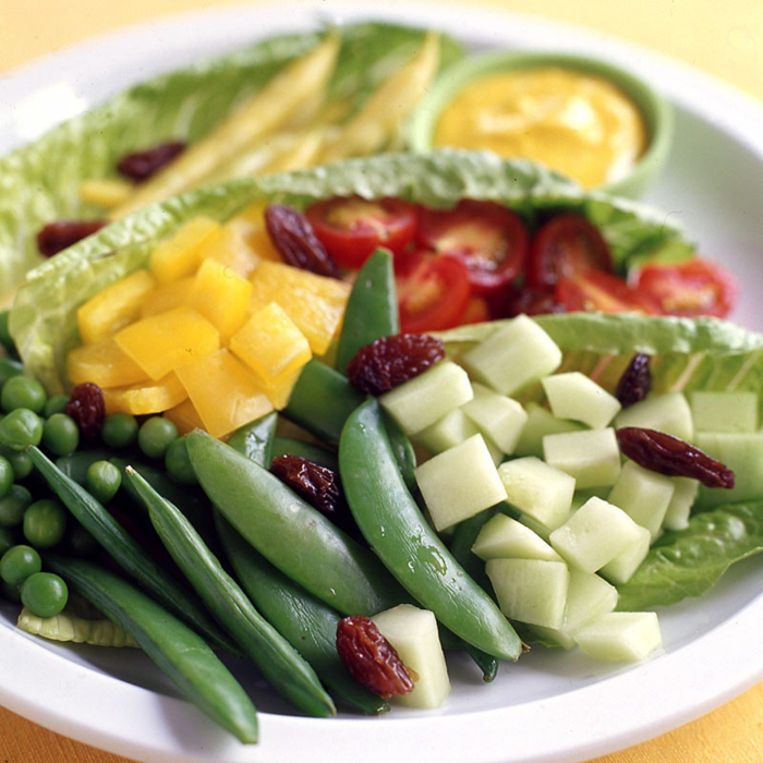 salade composé, joie salade avec des pois verts, des haricotss verts, une sauce au curry