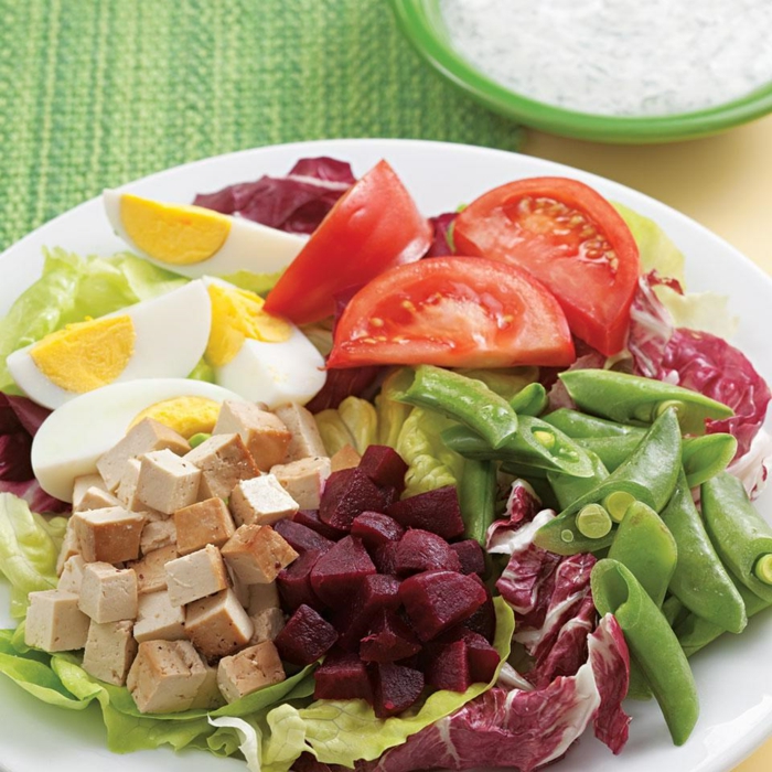 salade composé, salade avec tofu fumé, tomates, oeufs dûrs, haricots verts, feuilles de radicchio