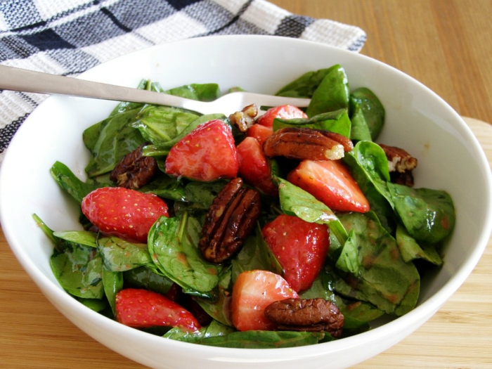 salade composée d'été, noix de pecan et fraises, épinards et dressing