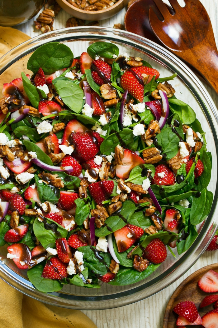 salade composée d'été, épinards verts, fraises, noix de grenoble, oignon rouge