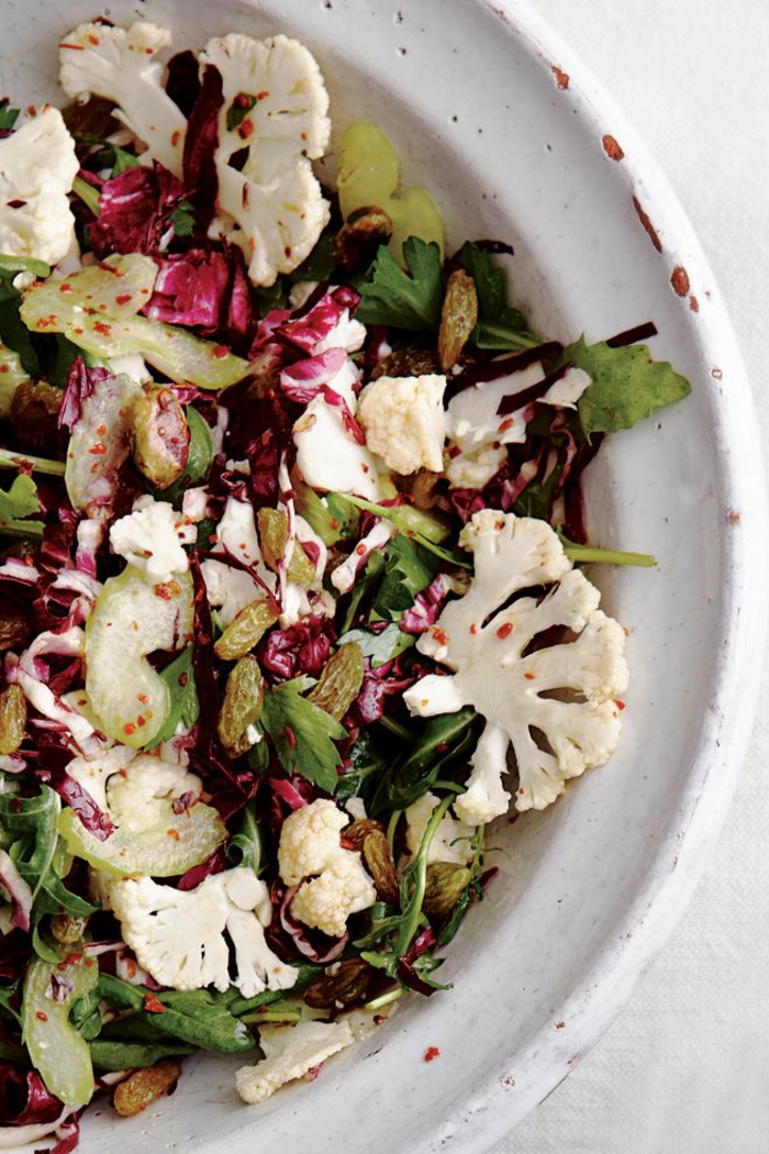 salade composée pour buffet froid, salade avec des raisins secs, choux fleurs et persil