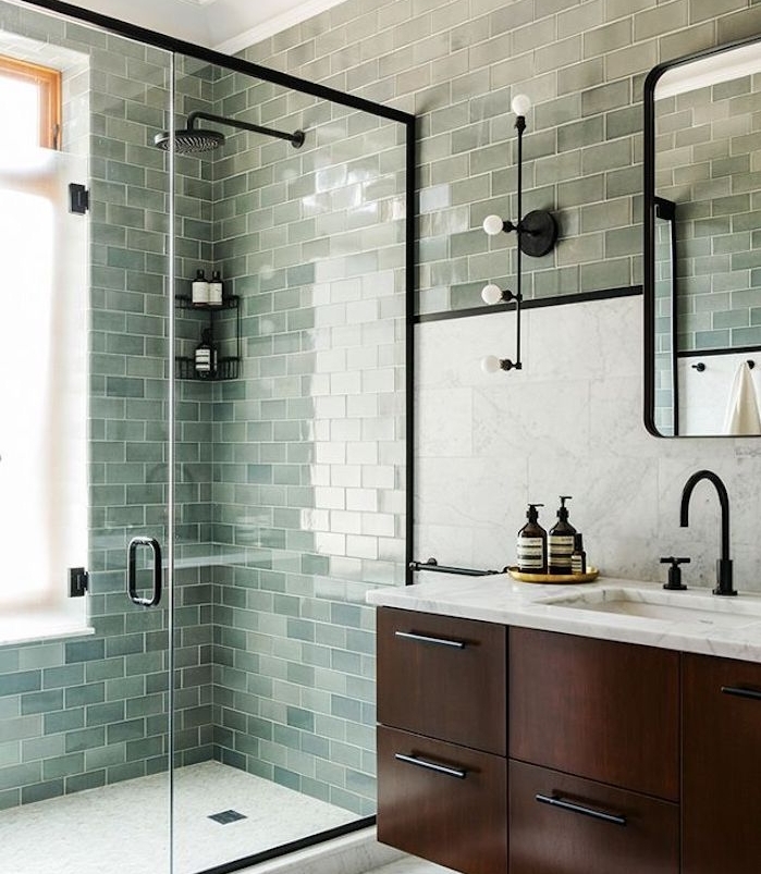 salle de bain bleu celadon, nuance vert d eau, cabine de douche avec portes en verre, meuble salle de bain en bois marron, miroir rectangulaire