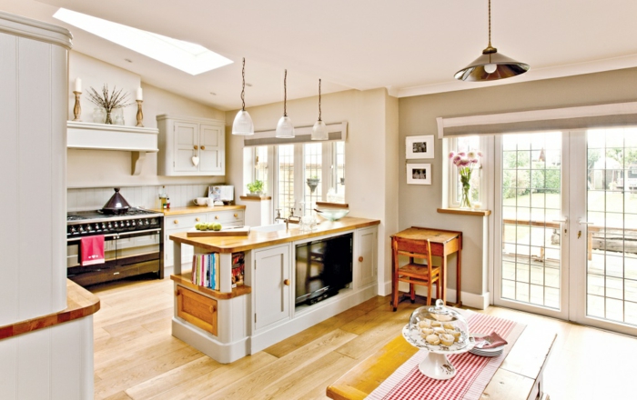 separation cuisine salon par un ilot central en bois, facade meuble cuisine blanche, parquet clair, amenagement espace style traditionnel