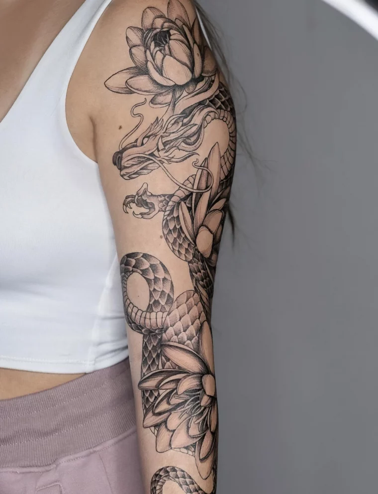 serpet dragon tatouage manchette femme fleur de lotus petales