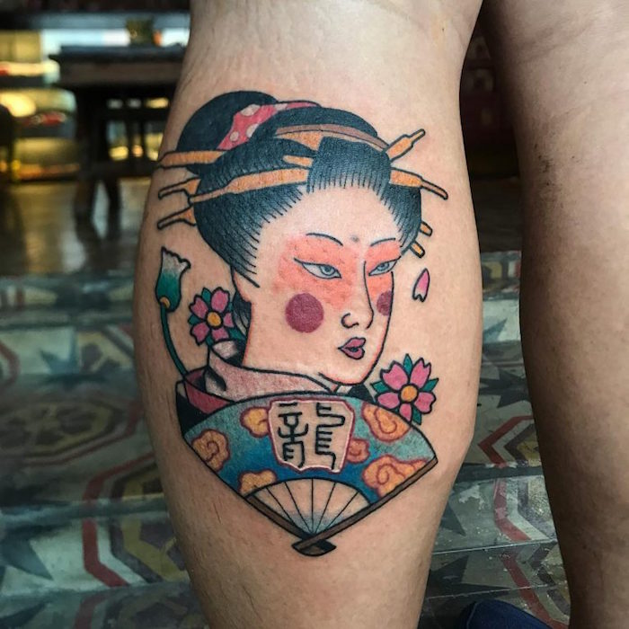 tatouage de geisha old school sur le mollet