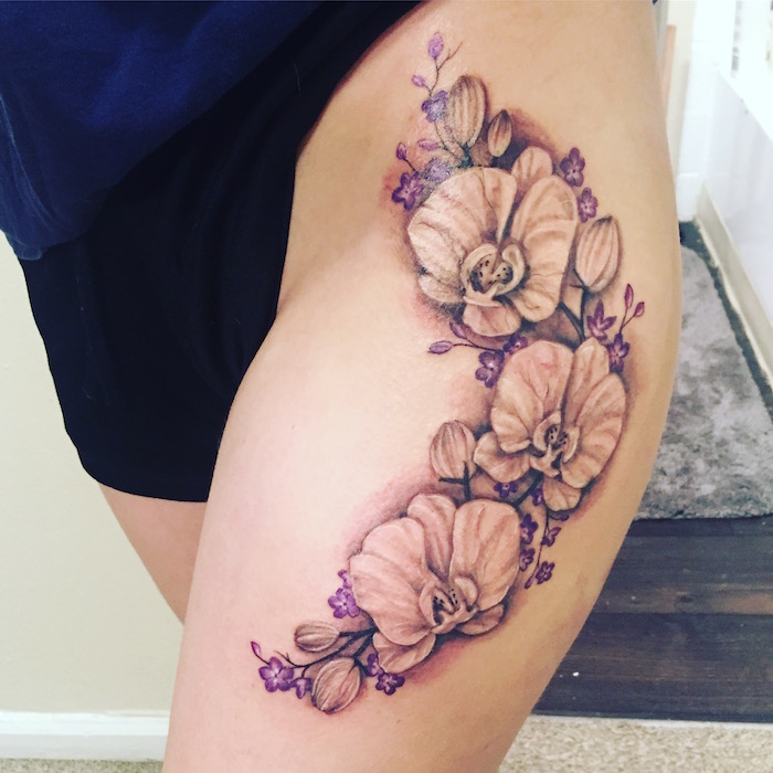 tattoo de fleurs orchidées violettes sur cuisse femme