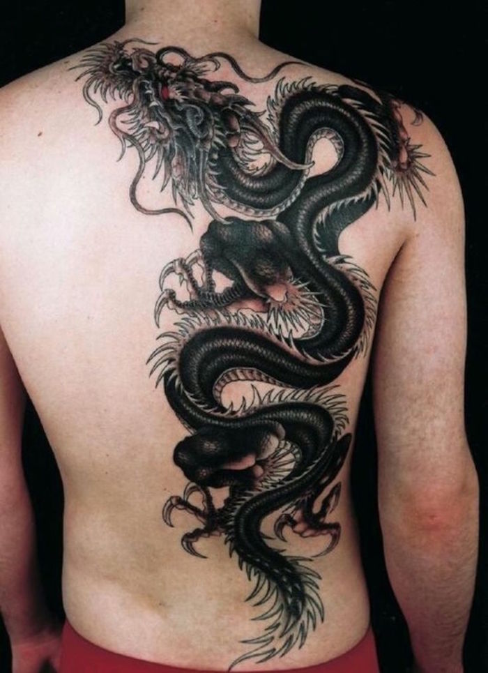 modele tattoo dragon noir dans le dos homme