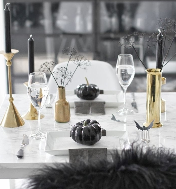 décoration de la table Hallwoeen en noir et blanc, table à manger en marbre avec bougeoirs en or