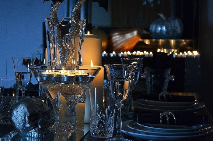 idée comment décorer la table à manger pour halloween, service table en verre avec assiettes et verres