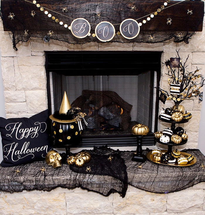 modele citrouille halloween, décoration de salon Halloween avec coussin noir et toile araignée en tulle noire 