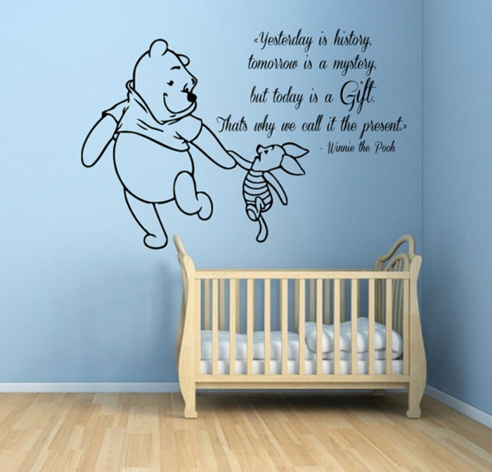 stickers chambre bébé inscription en couleur noire pensée de l'ours Pooh sur fond de mur peint en bleu canard