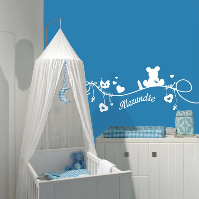 stickers chambre bébé en couleur blanche sur fond de mur en bleu canard lit blanc avec moustiquaire