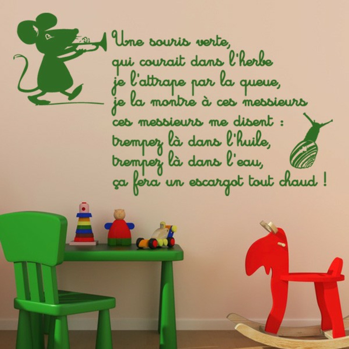stickers chambre fille avec inscription en lettres vertes extrait de conte pour enfants avec souris et escargot verts