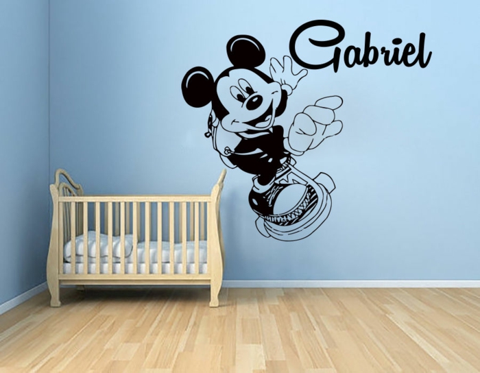 stickers chambre bébé avec nom et Mickey qui s'amuse sur un skate board 