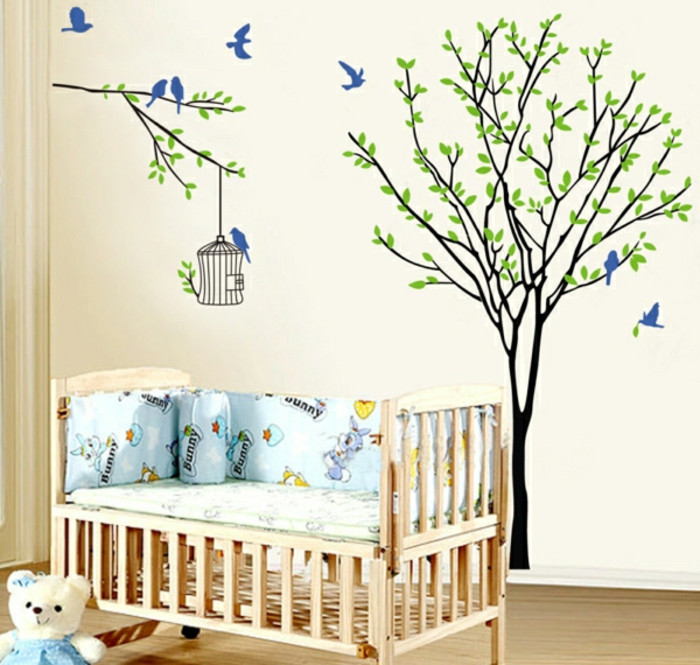 stickers chambre fille en bleu canard avec arbre aux feuilles vertes et des oiseaux qui volent en bleu canard