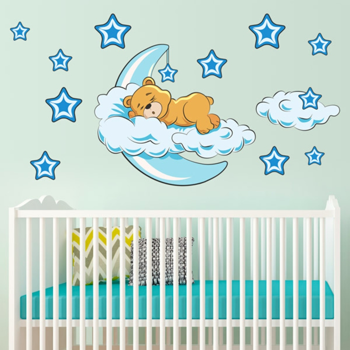 stickers chambre fille avec nounours qui dort sur une demi lune bleue entourée d'étoiles en bleu canard assorties au linge du lit