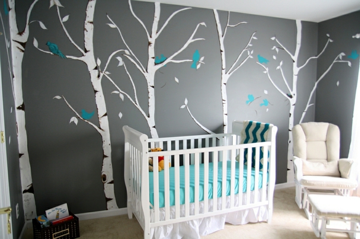 stickers chambre bébé avec des arbres aux troncs blancs et des oiseaux sur leurs branches en bleu canard couleur que l on retrouve sur le linge du lit