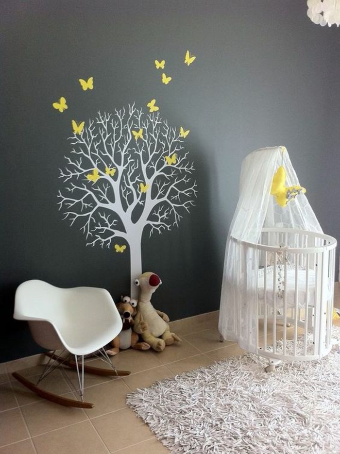stickers chambre fille bébé avec lit rond en blanc et arbre en couleur blanc et papillons jaunes sur mur en bleu canard 
