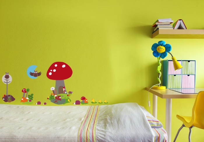 stickers chambre fille sur fond de mur en réséda champignons et fleurs avec des fruits des bois ambiance bon enfant