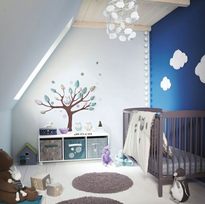 stickers chambre fille su fond de mur en bleu canard des nuages blancs e petit arbre aux feuilles en couleurs pastels