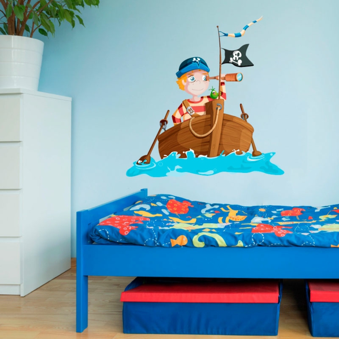 stickers chambre bébé motif petit marin dans la mer dans une barque avec drapeau pirate noir linge de lit en bleu canard avec des motifs habitants de la mer