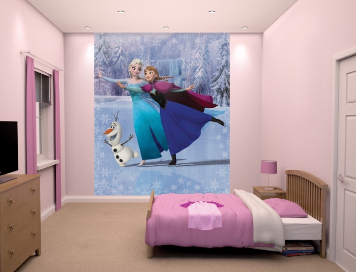 armoire fille, aménagement chambre d'enfant d'inspiration Frozen, petit lit en bois avec couverture en rose et blanc
