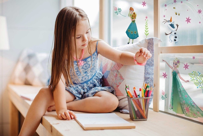 décoration chambre d'enfant à design Frozen, paroi en verre et bois avec stickers autocollants Elsa Olaf et Anna