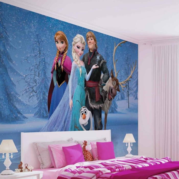 autocollant reine des neiges, couverture de lit et oreillers en rose et blanc, chambre d'enfant aux murs blancs et sticker mural Frozen