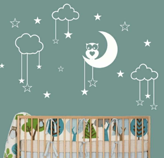 stickers chambre fille motif ciel nocturne avec des nuages stickers blancs linge de lit avec des motifs arbres aux feuilles en couleurs pastels