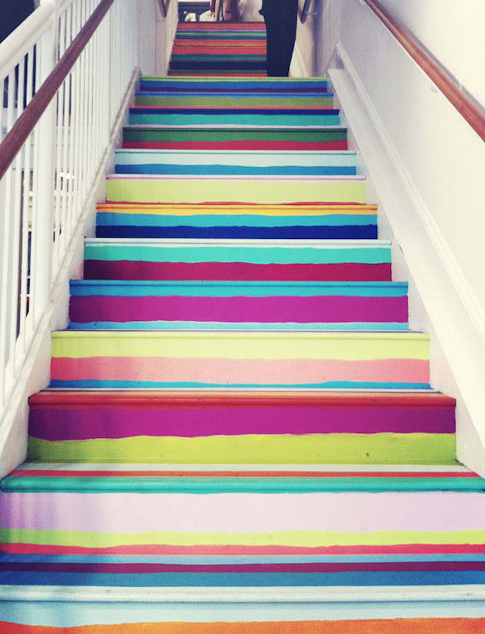 idée comment repeindre un escalier, rayures colorées de couleurs variées, effet arc en ciel et main courante en bois