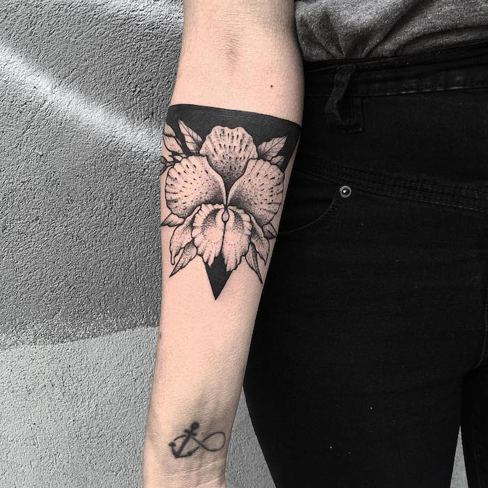 tattoo fleur orchidée violette tatouages fleurs tatouage avant bras